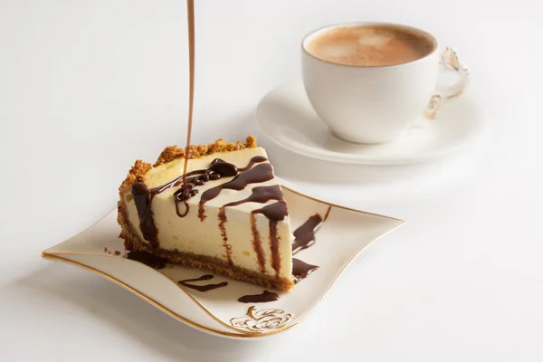 Κομμάτι cheesecake ρίξτε ένα λεπτό ρεύμα της σοκολάτας — Φωτογραφία Αρχείου
