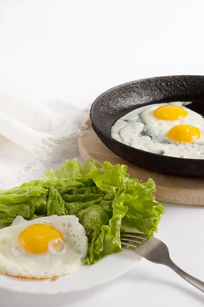 Sahanda yumurta ve beyaz masaya otlar ile geleneksel kahvaltı tabağı