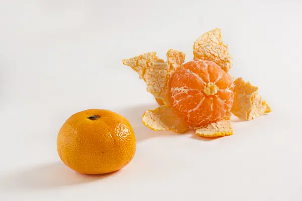 Beyaz arkaplanda mandalina