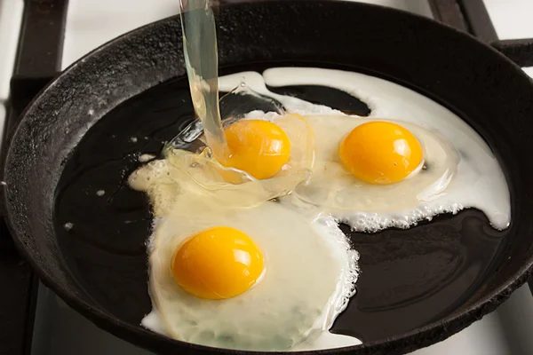 Kızartma tavasındaki sahanda yumurtayı yakından izle.