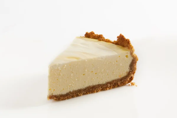 白い背景の上のチーズケーキのスライス ストック画像