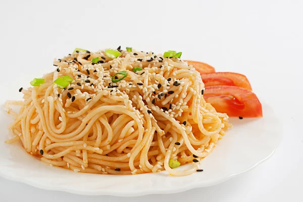 Susam erişte, yeşil soğan ve domates beyaz arka plan üzerinde