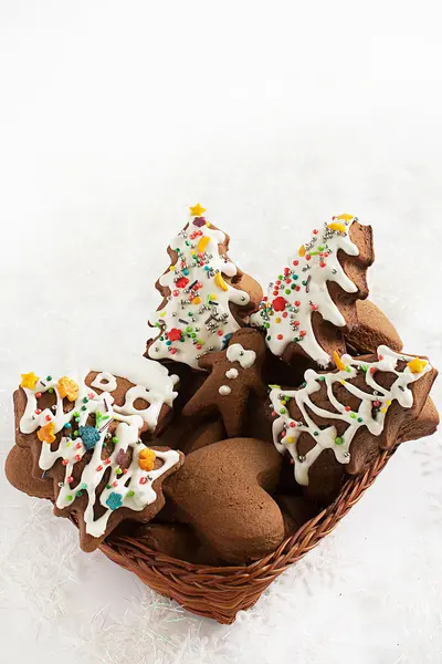 Noel ev yapımı gingerbread çerezleri beyaz masada
