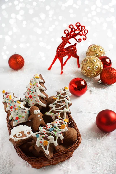 Noel ev yapımı gingerbread çerezleri beyaz masada
