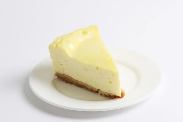 皿の上のチーズケーキのスライス — ストック写真