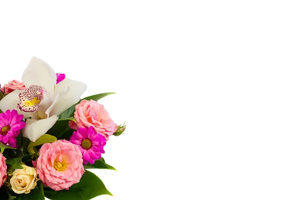 Beyaz arkaplanda bir buket çiçek