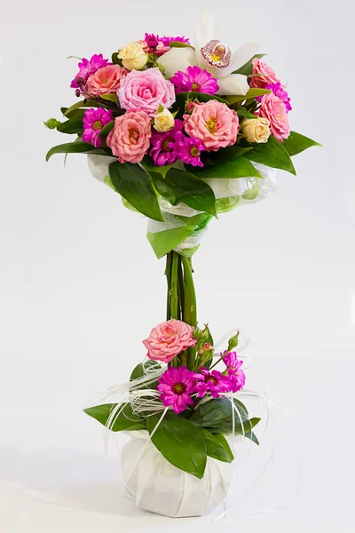 Beyaz arkaplanda bir buket çiçek