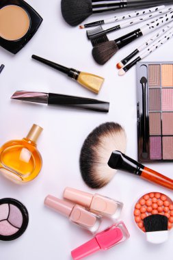 Makyaj fırça, göz farı, allık, beyaz arka plan
