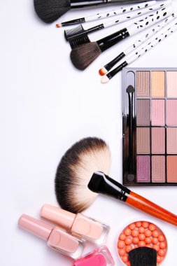 Makyaj fırça, göz farı, allık, beyaz arka plan