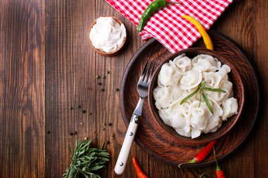 Ekşi kremalı lezzetli ev yapımı hamur tatlısı.