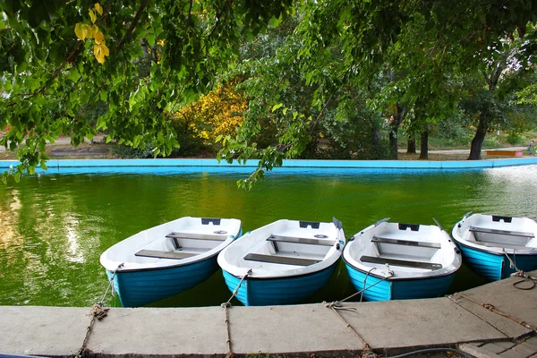 池の上のボート ストックフォト