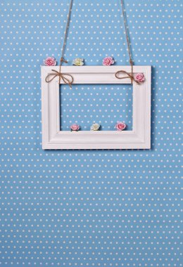 Mavi bir arka plan üzerinde beyaz bir çerçeve