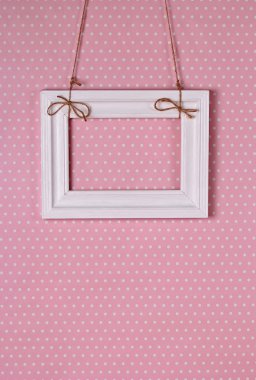 Pembe arkaplanda beyaz çerçeve