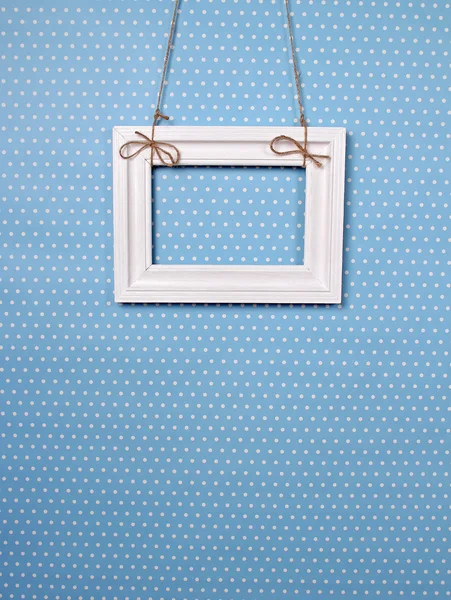 Mavi bir arka plan üzerinde beyaz bir çerçeve