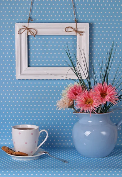 一杯の紅茶と花と青い水差し — ストック写真