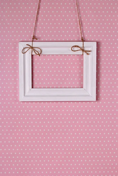 Pembe arkaplanda beyaz çerçeve