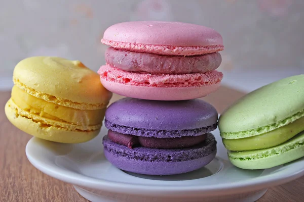 Beyaz tabakta Macaron