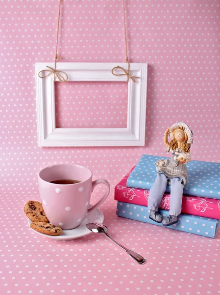 一杯の紅茶とピンクの背景の本 ロイヤリティフリーのストック写真