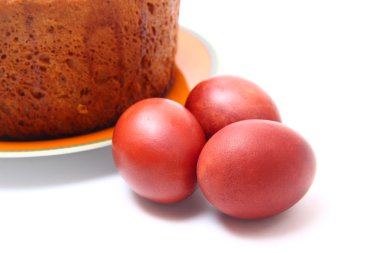 Kırmızı Paskalya yumurtaları ve pasta