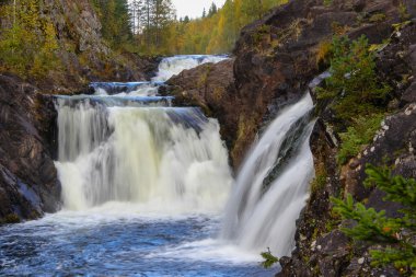 Suna nehri üzerinde Kivach şelalesi, Karelia, Rusya