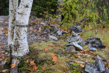 Piramit parkta granit taş