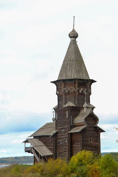 Igreja de Dormição de madeira ortodoxa russa em Kondopoga, Carélia, Rússia. Verão Imagem De Stock