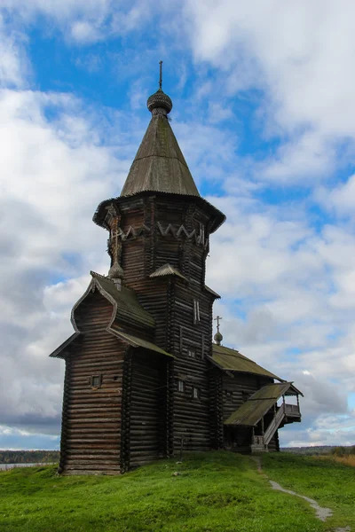 Igreja de Dormição de madeira ortodoxa russa em Kondopoga, Carélia, Rússia. Verão Fotografias De Stock Royalty-Free