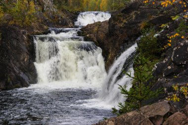 Suna nehri üzerinde Kivach şelalesi, Karelia, Rusya