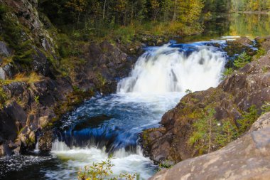 Suna nehri üzerinde Kivach şelalesi, Karelia, Rusya