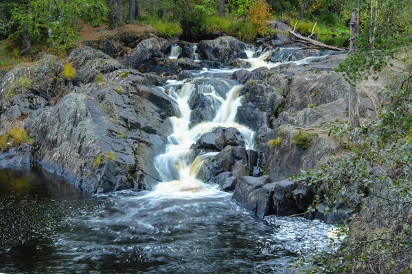 森林、カレリアでは、ruskeala の滝 — ストック写真