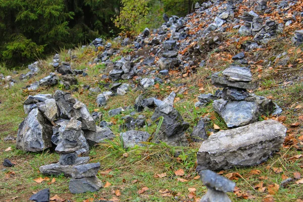 Pyramide de pierres de granit dans le parc — Photo