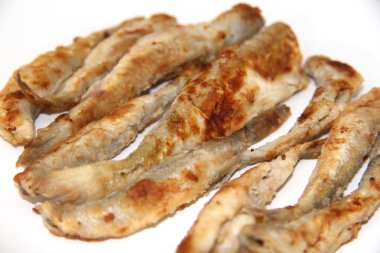 plaka üzerinde kızarmış balık kokuyor