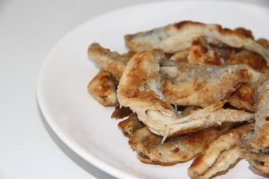 plaka üzerinde kızarmış balık kokuyor