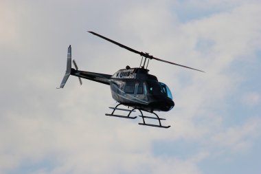 Gökyüzündeki helikopter
