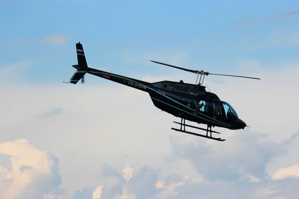 Helicóptero no céu — Fotografia de Stock