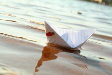 bir kağıt tekne su