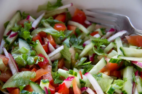 Salada de legumes em tigela branca — Fotografia de Stock