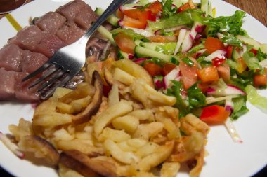 patates ve sebze ile ringa balığı filetosu