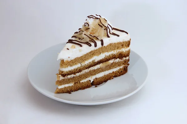 Un pedazo de pastel agrio en un plato de postre — Foto de Stock