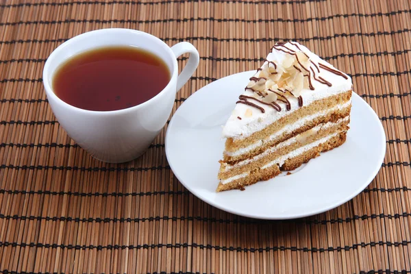 Pastel dulce con taza de té —  Fotos de Stock