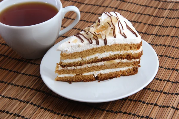 Sladký dort s šálkem čaje — Stock fotografie