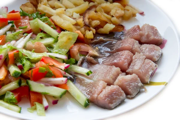 Filete de arenque con patatas y verduras —  Fotos de Stock