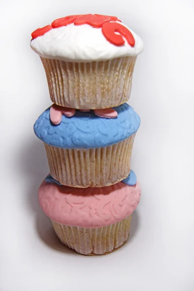 Tres dulces magdalenas de masilla en blanco — Foto de Stock