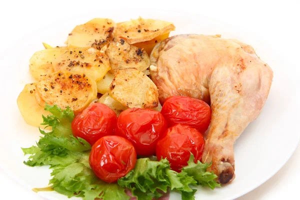 Pata de pollo al horno con patatas y tomates marinados —  Fotos de Stock