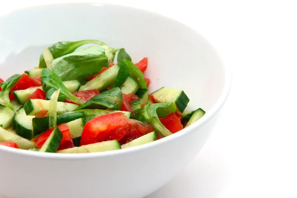 Salade de légumes sur fond blanc — Photo