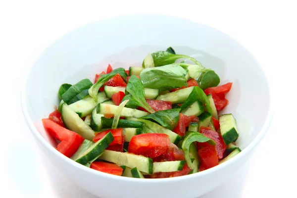 Salade de légumes frais dans un bol blanc — Photo