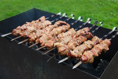 Barbekü et şiş üzerinde