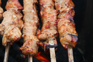 Şiş Kebap şişler üzerinde