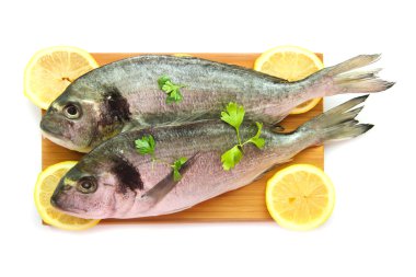 iki dorado ahşap tahta üzerinde 