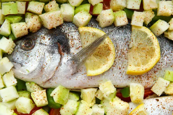 Dorado de pescado con verduras y limón —  Fotos de Stock